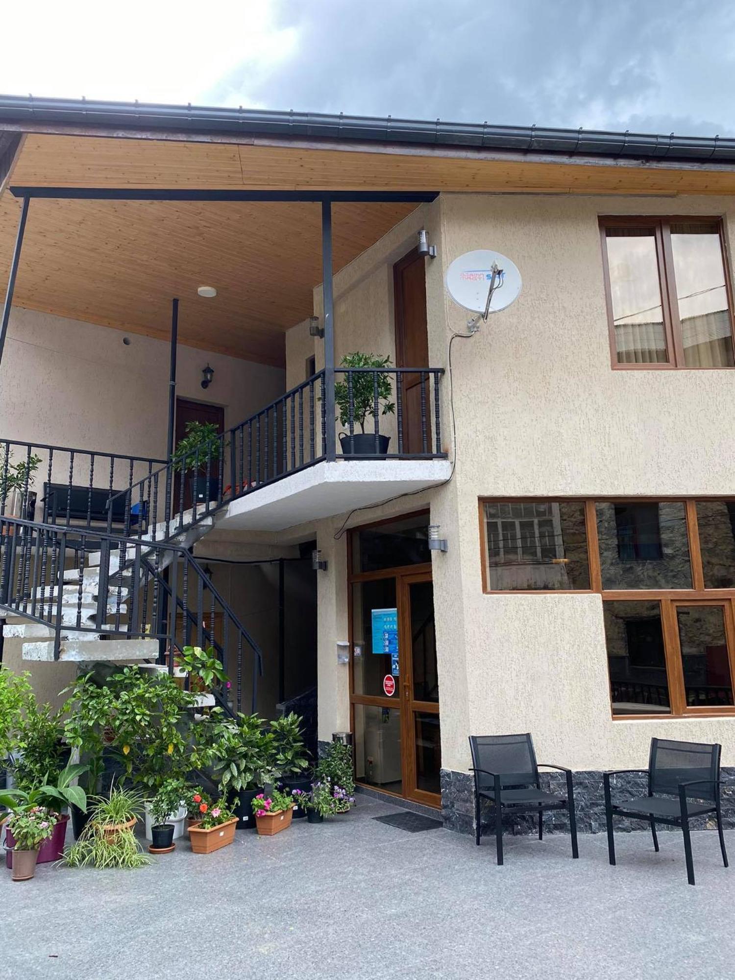 מסטיה Guest House Nikala מראה חיצוני תמונה